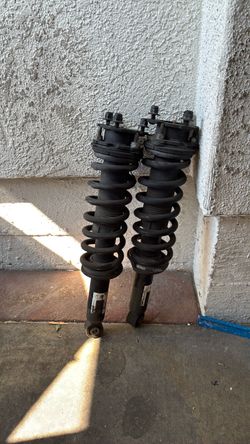 Selling pair of OEM  Chevy Colorado struts with 2 inch leveling kit