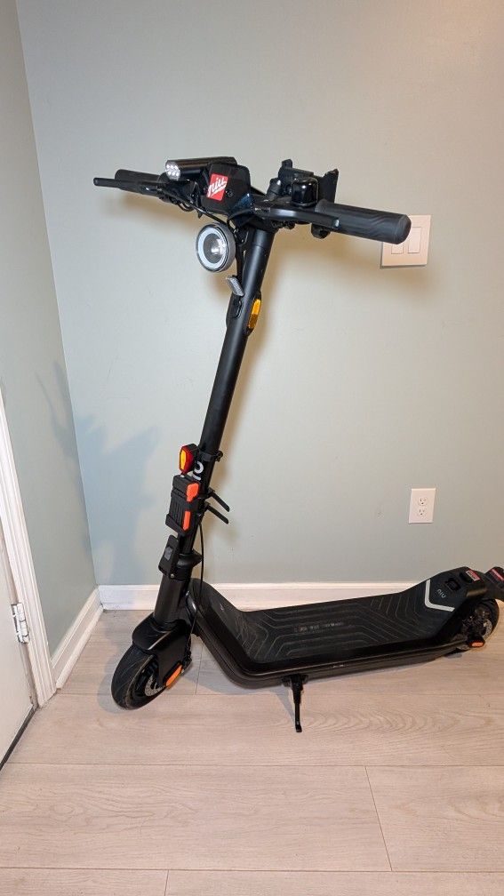 NIU KQi3 Pro Electric Scooter - Like New - $550

