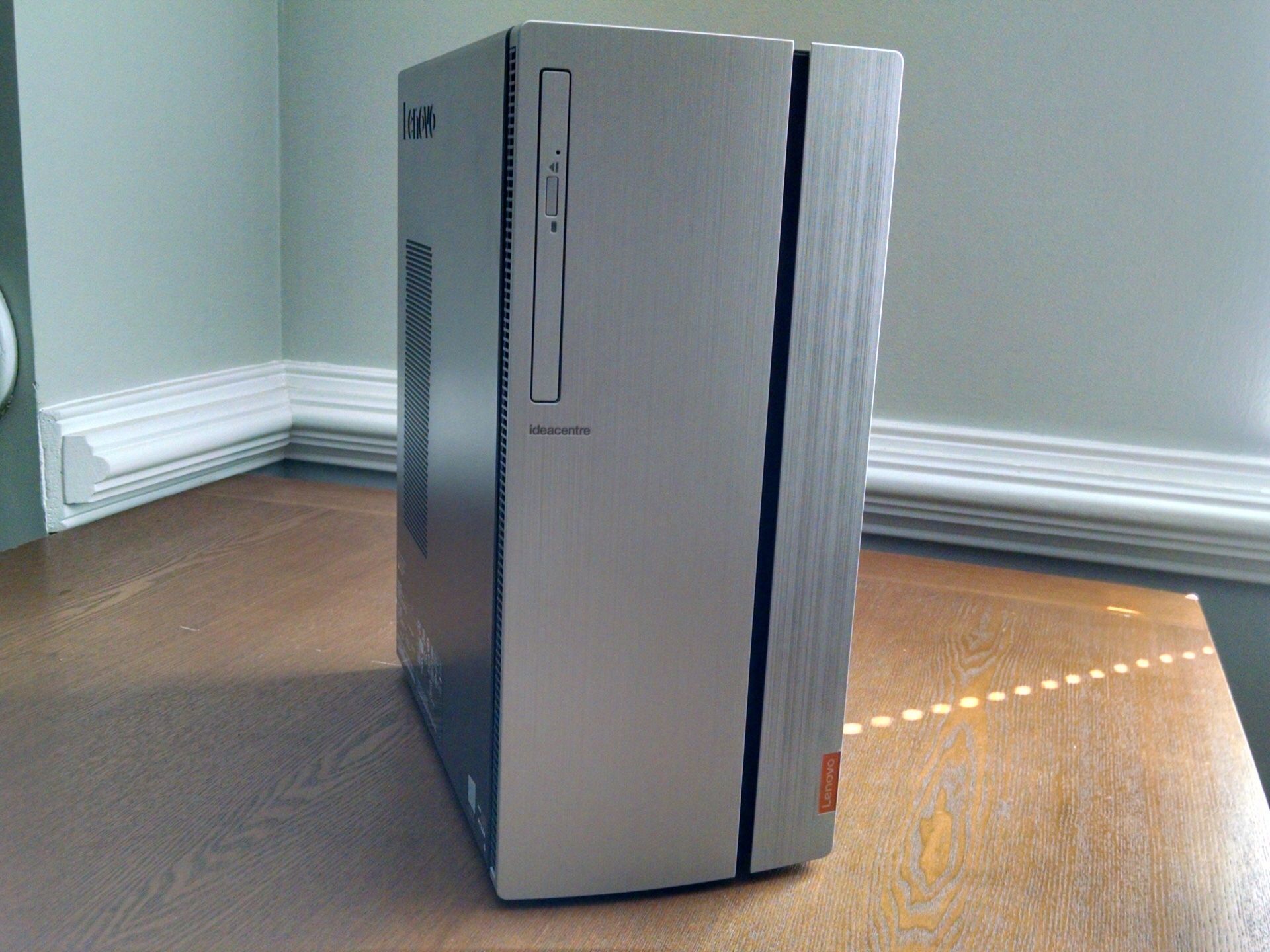 Lenovo IdeaCentre 720 Desktop PC With Monitor, Mouse And Keyboard.
