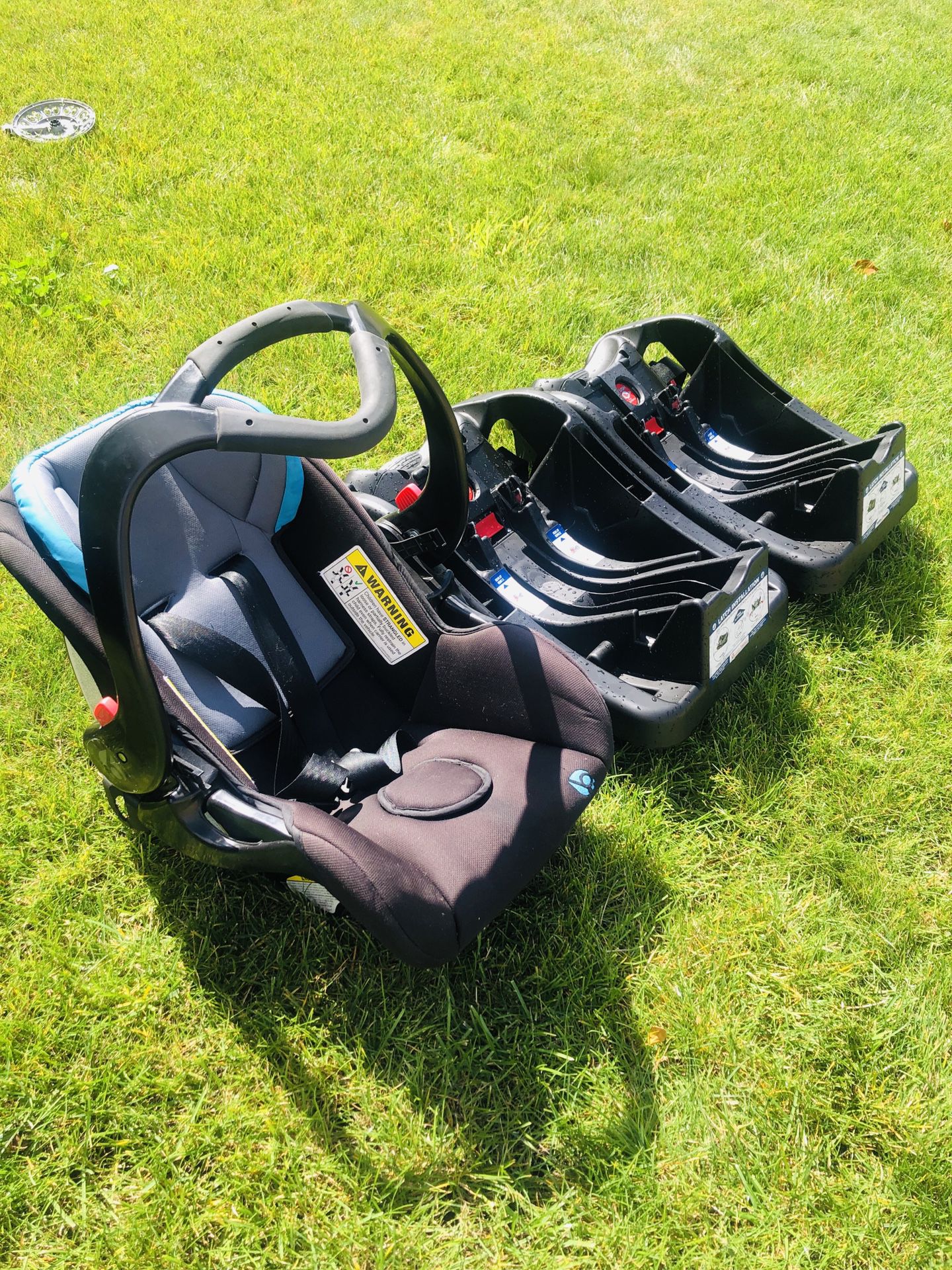 Baby Trend Rear-Facing Car Seat (with two bases)