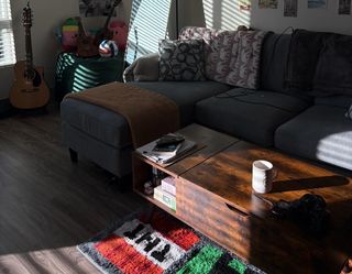 Lift top coffee table