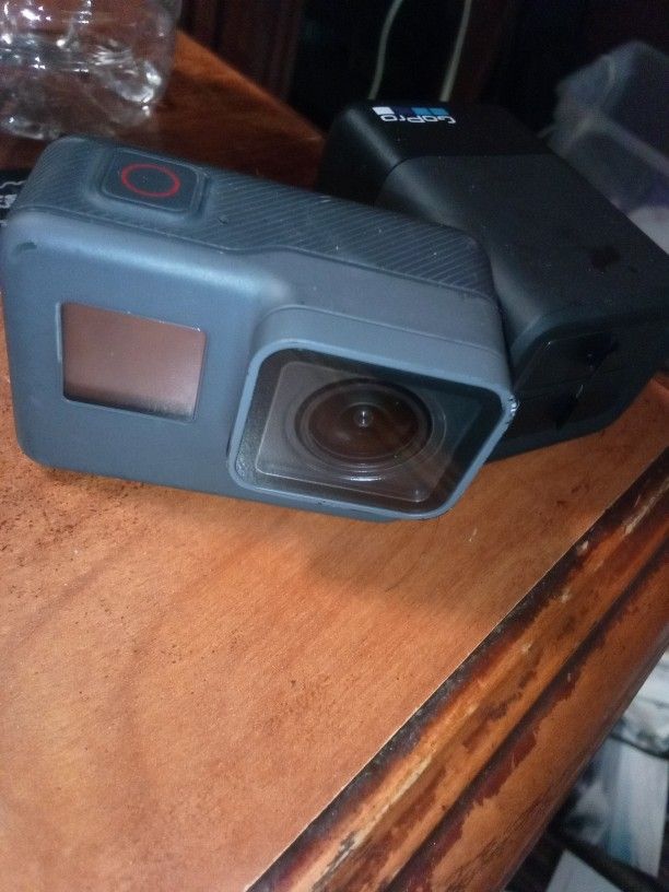 Go Pro 5 Black With Accessories And Batteries 