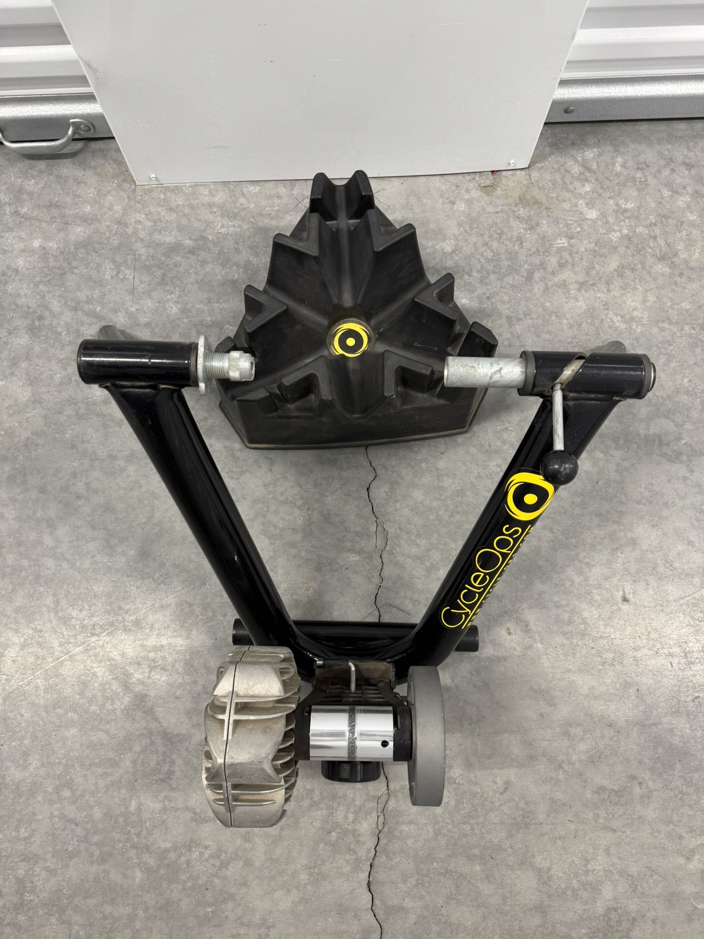 Saris Cycle Ops Fluid Trainer w / Indoor Riser Block