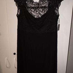 New Beautiful Black Nightgown Lace Top And soft material under the lace down. 
 Oscar de La Renta Robe Size L On Both
