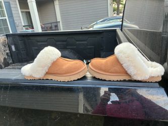 Women's size 7 ugg cloggs