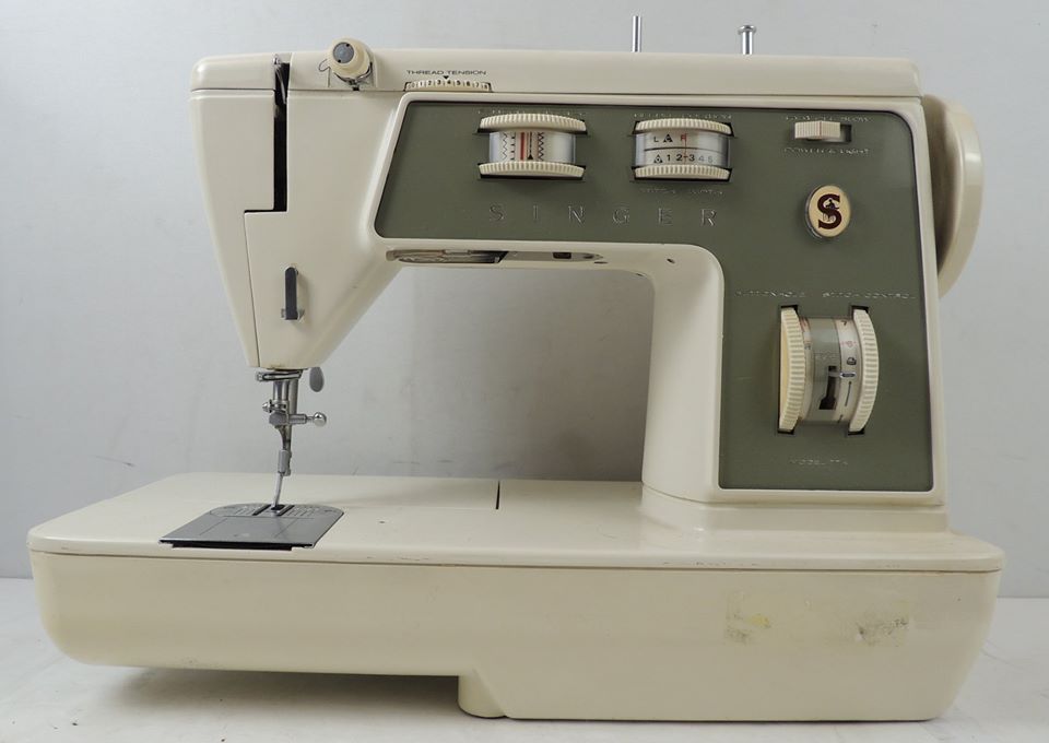 SINGER Stylist Zig Zag Sewing Machine Model 774 for Sale in Modesto, CA