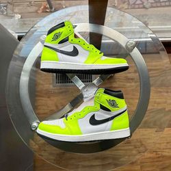 Nike Air Jordan 1 High OG Retro Neon Mens Size 10.5 Brand NEW