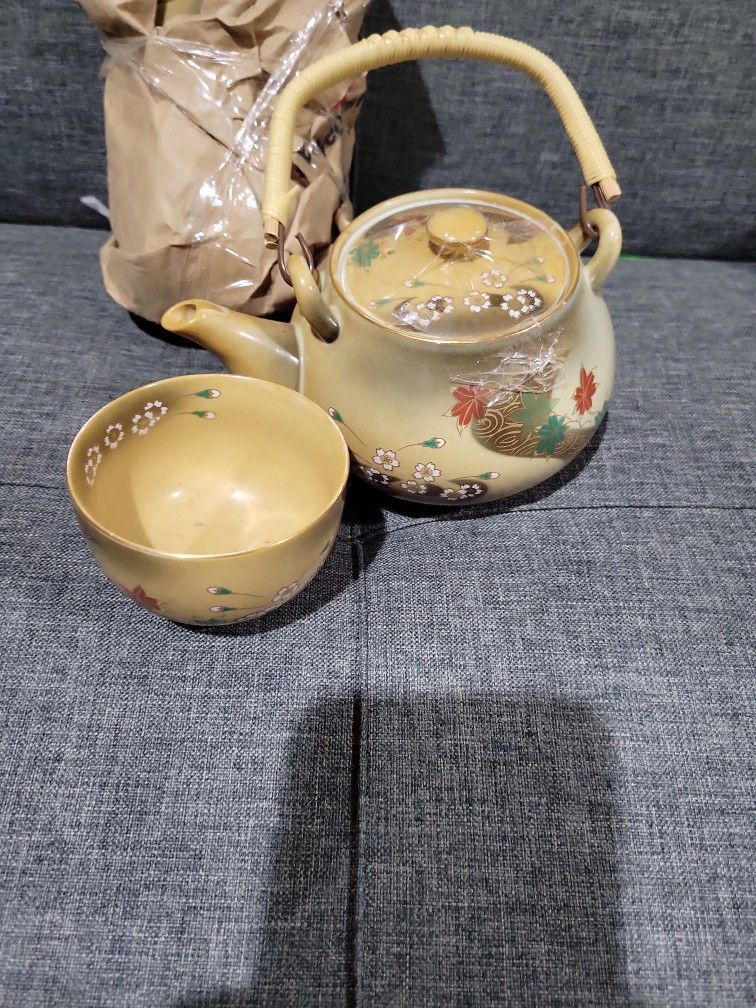 Japanese Tea Pot And Gold Plated Rim cups