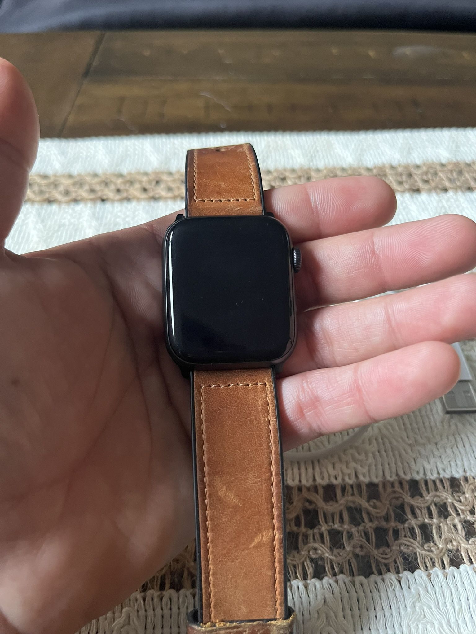 Apple Watch SE (44mm) - Space Gray Aluminum Case
