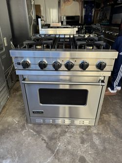 Viking Professional Series VGSC3074BSS 30 Inch Pro-Style Gas Range with 4 VSH Pro Sealed Burners