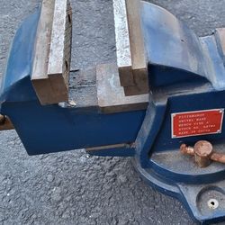 Bench vise