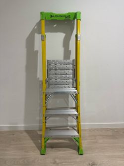 Louisville 375 lb Fiberglass Step Ladder