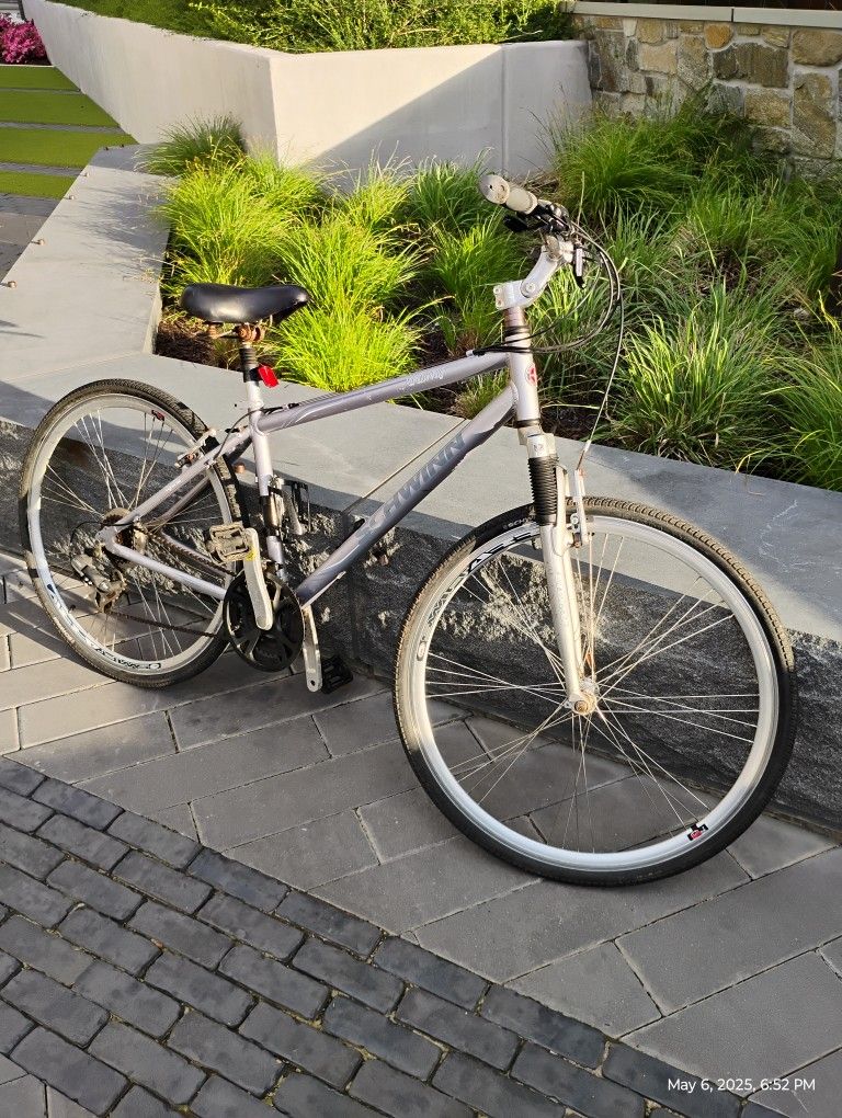 SCHWINN TRAILWAY BIKE 