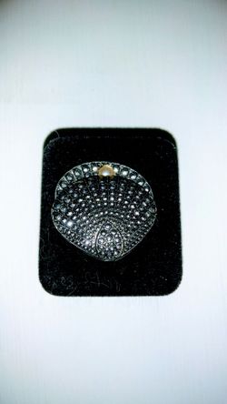 Vintage clam and pearl brooch/pin