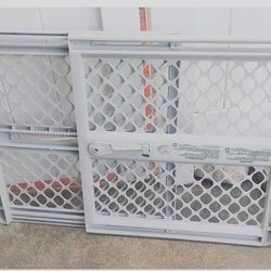 Safety Gate Excellent Condition  26" Wide to 46" Wide 26" Tall