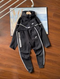 BEST IN SAC MOBILE, Reflective Nike tech set any size any color price negotiable $220