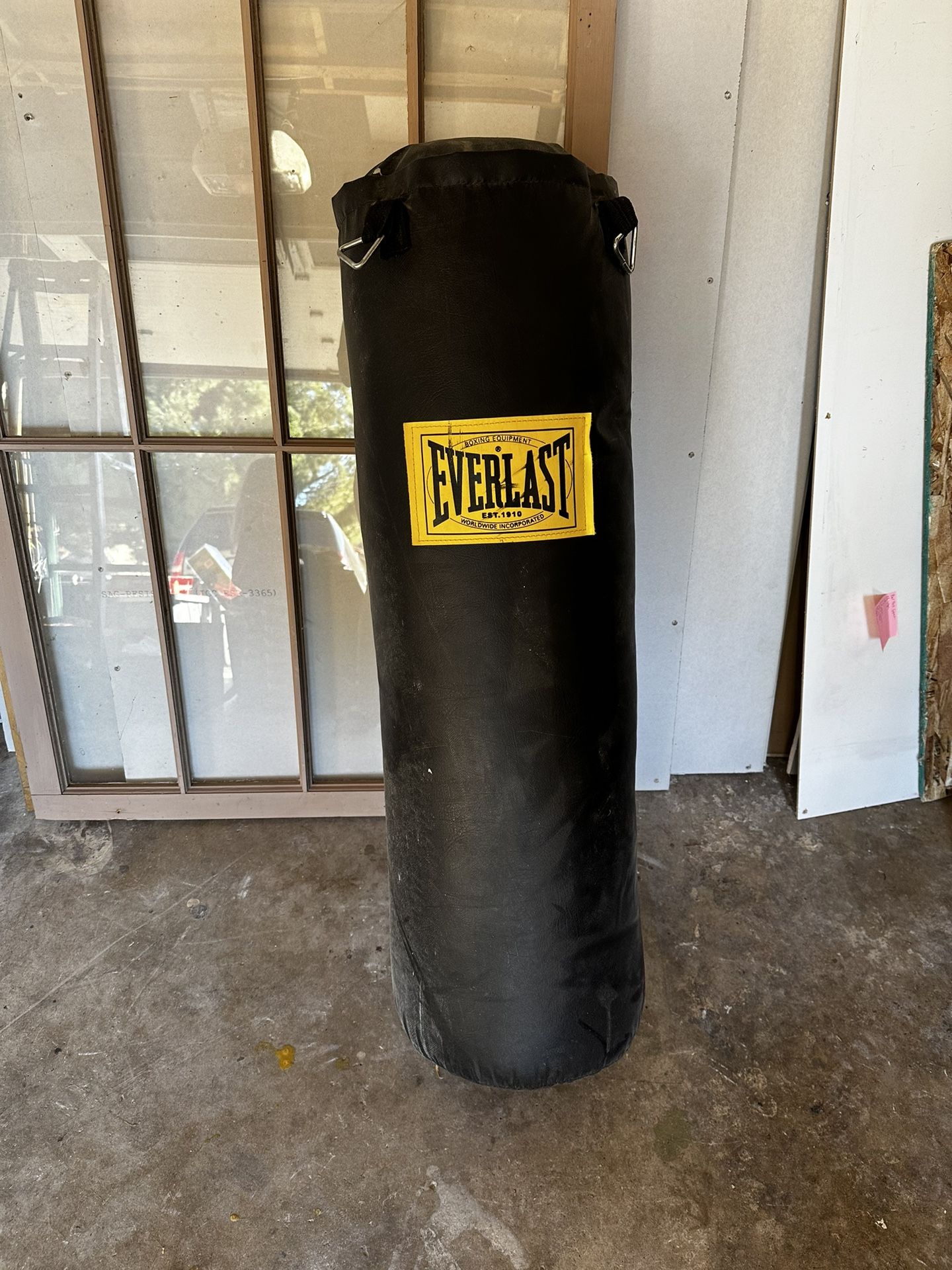 85 Pound Everlast Punching Bag And Stand 