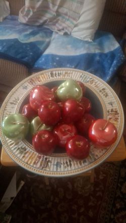 Beautiful apples and serving bowl
