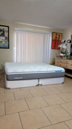 VERY NICE KING SIZR SEALY POSTUREPEDIC HYBRID MATTRESS AND BOXSPRINGS FOR SALE! IN GREAT CONDITION,  FREE DELIVERY