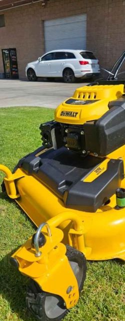 DEWALT 28 in. 224cc E-GOV Engine 3-in-1 Gas RWD Self- Propelled Lawn Mower with High Rear Wheels