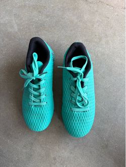 Soccer shoes almost new used 4 times