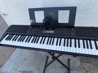 Yamaha Electronic Keyboard with Stand