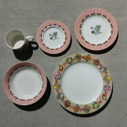 *BRAND New* Vintage 1994 Sakura Mary Engelbreit 20 Piece Plate Set In Box