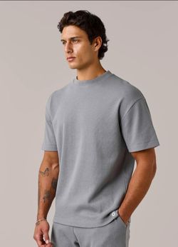 Men’s Intrigue Crew Neck Tee – Light Gray | Size Medium | Like New
Super soft and comfortable men’s crew neck short sleeve tee in a versatile light gr