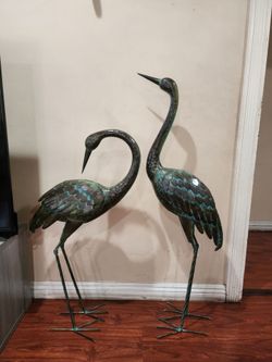 Pareja de estatuas grandes de metal