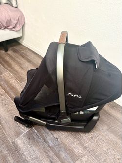 Nuna Pipa Car seat with base