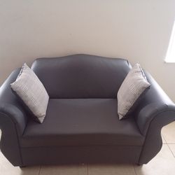 
**🖤 Windsor Home Black Faux Leather Loveseat Sofa – Model Classic 68” – Great Condition! 🖤**