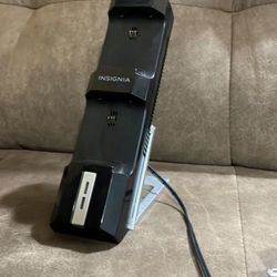 INSIGNIA XBOX ONE Dual Controller Charger Charging Station