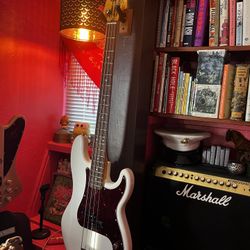 Squire 60’s Vibe Bass Fender W/gig Bag