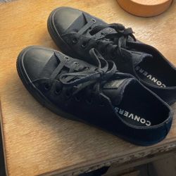 Black converse shoes 