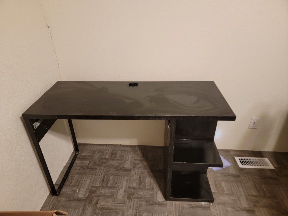 Black Desk