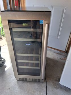 Wine Refrigerator Avallon AWC152DZLH