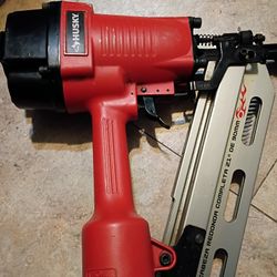 Vendo Esta Pistola Para Framing Jalando Al 💯 Caladida Se La Yeba Pido $150 O Mejor Oferdad Es Para Calavos 16 Y Clavos 8 Marca Husky