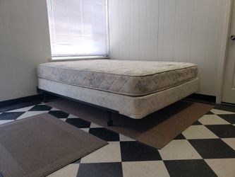 Queen size set - can DELIVER almost anywhere for $20 extra - gently used and in very good condition 😍
