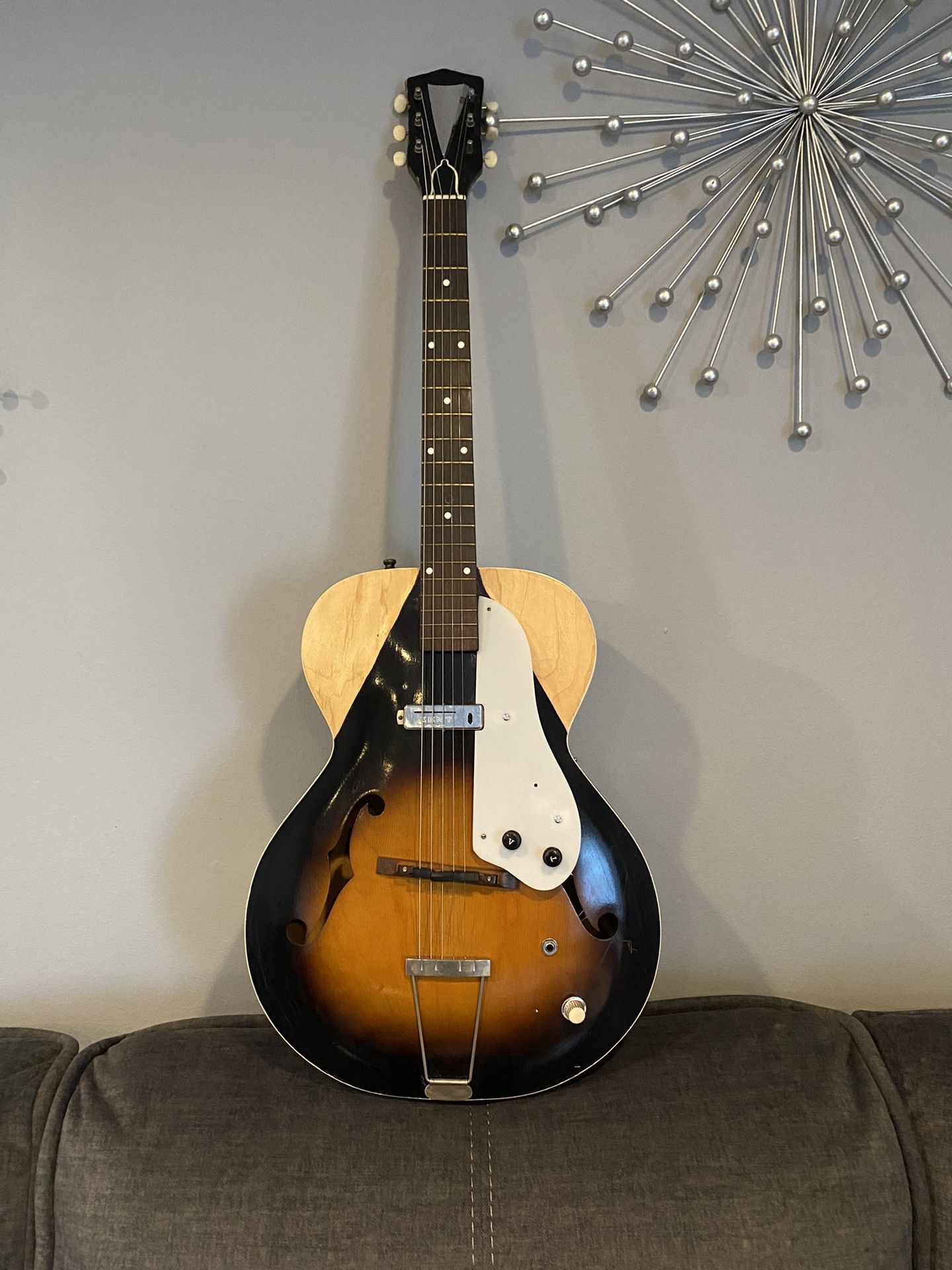 VINTAGE ELECTRIC GUITAR 