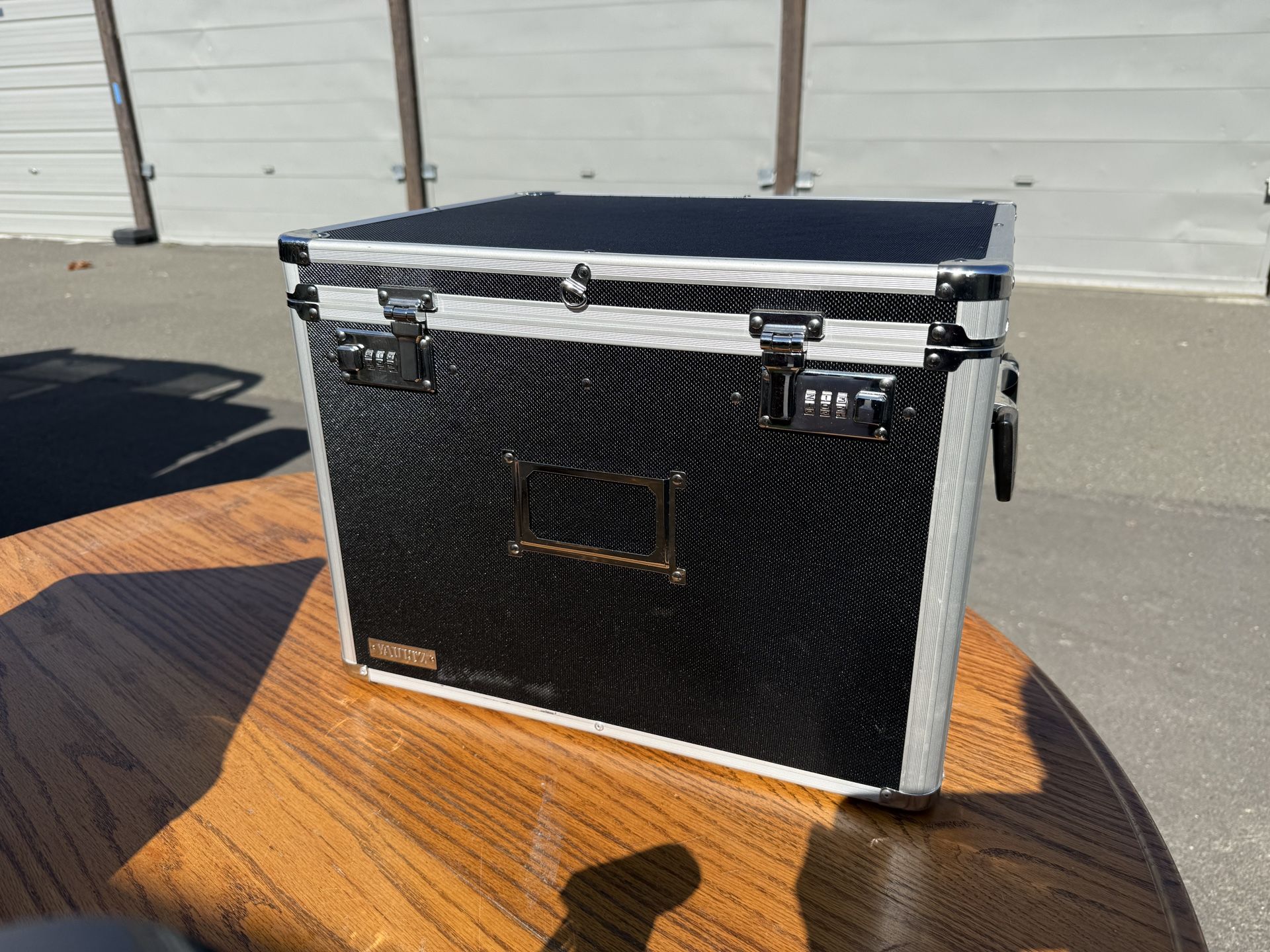 🔐 Locking Storage Chest / Vault Case – 16.5” x 13.5” x 12.5”