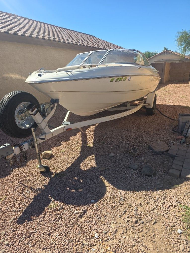 2000 Maxum 19'  ( Moving Need To Sell Fast)