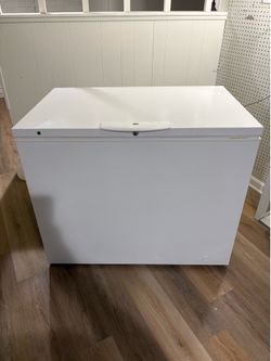 Kenmore Chest Freezer (9–10 Cu Ft) – Barely Used, Clean, Works Perfect