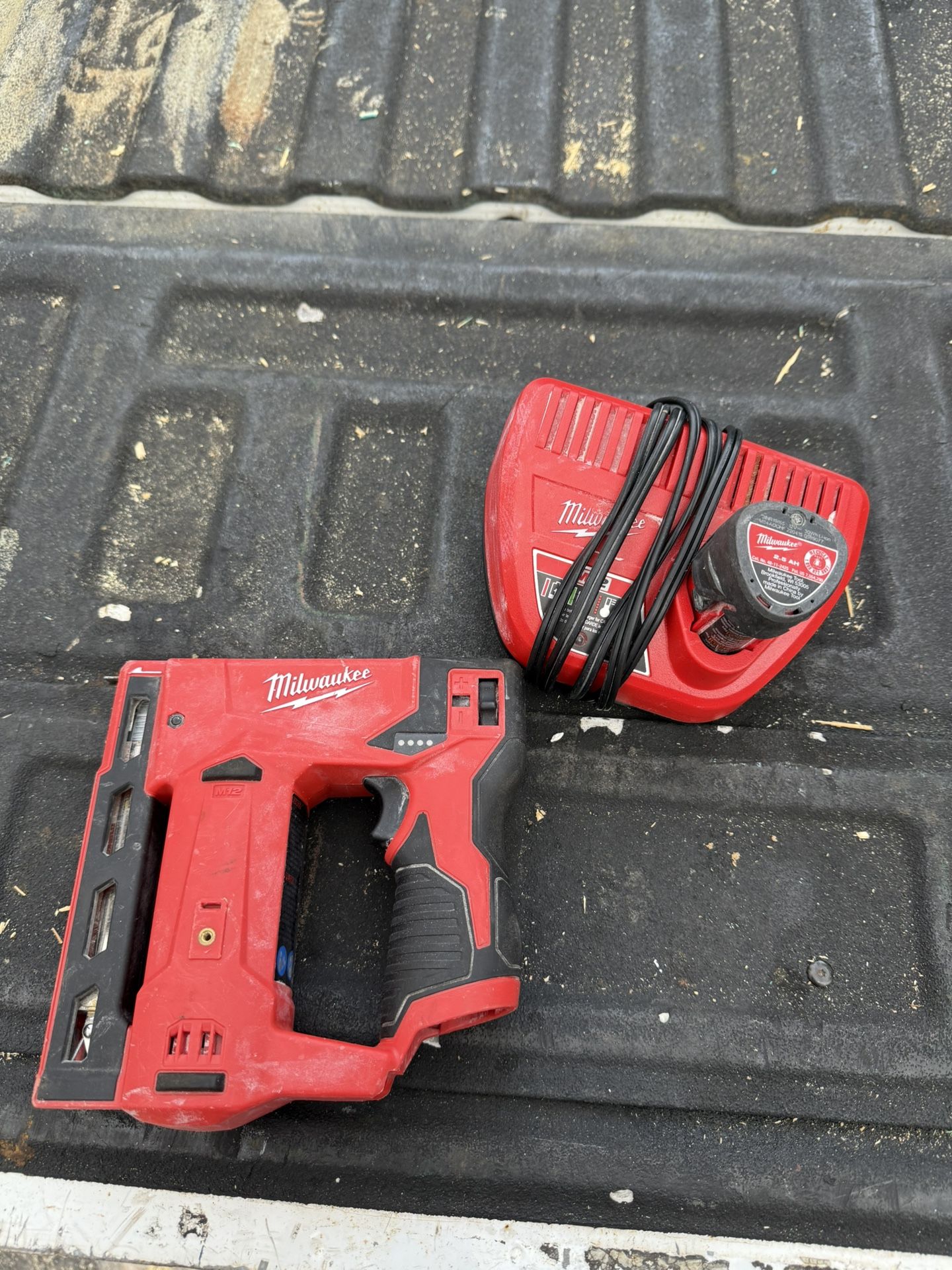 Milwaukee M12 3/8 Stapler 
