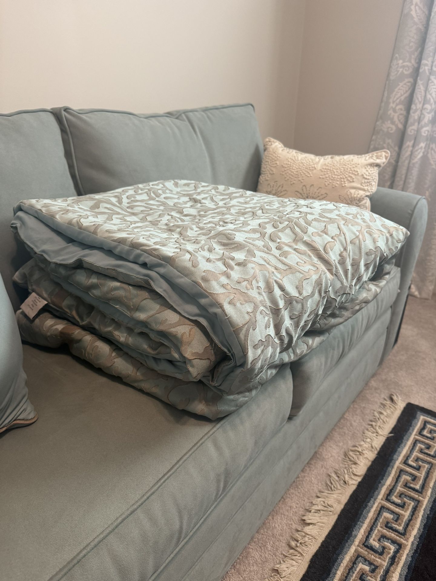 Queen Comforter Pillow shams & Pillows