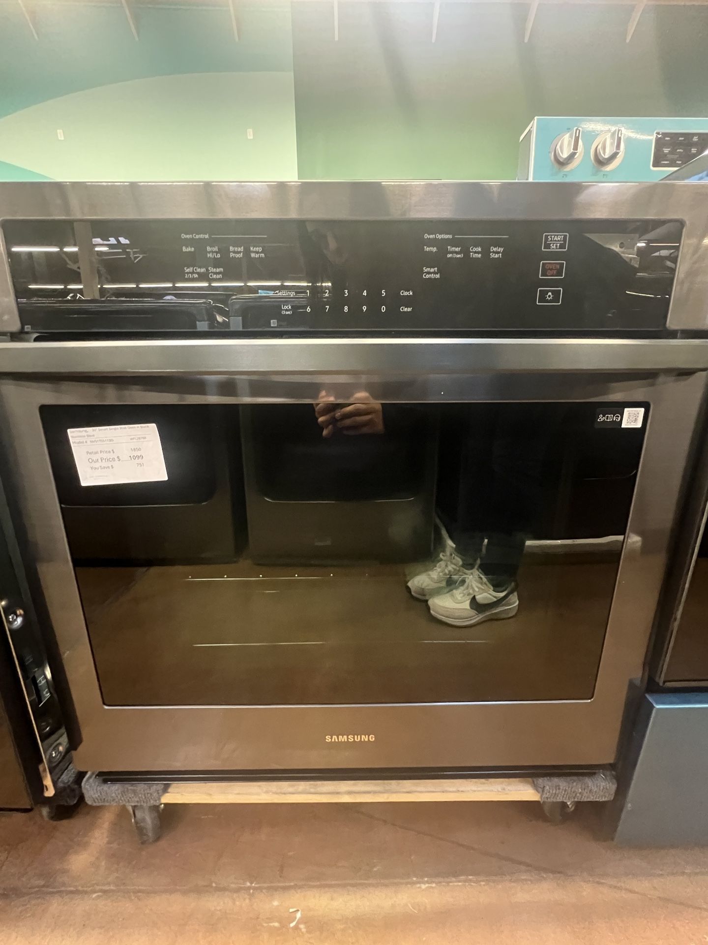 Samsung, 30" 5.1 Cu Ft Smart Single Wall Oven in Black Stainless Steel