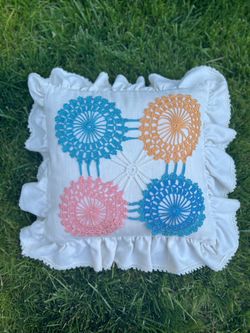 Vintage Shabby Chic Crochet Medallion Pillow Ruffled White Linen 21”x21”