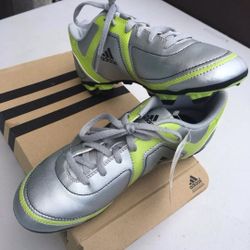 Adidas NEW 5.5 child soccer sneakers shoes. 