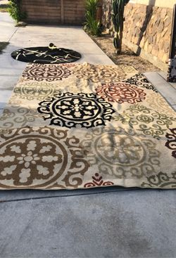 8by 12 large carpet in excellent condition