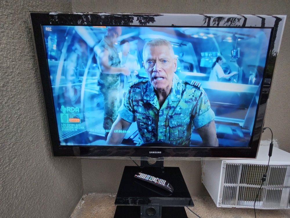 Samsung 52" Smart TV Model# LN52B550K1FXZA w/Indoor/Outdoor TV Stand
