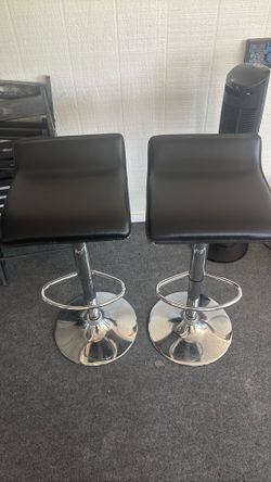 2 barstools